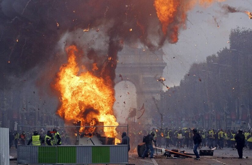 Французский "майдан": на улицах Парижа слышны выстрелы, протестующие возводят баррикады – кадры