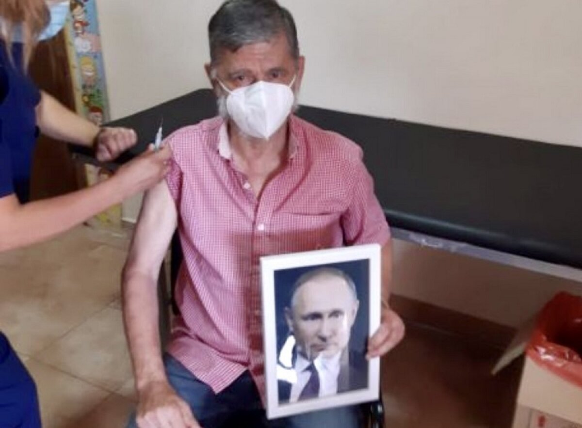 Мэр Роке Переса привился "Спутником V", держа портрет Путина