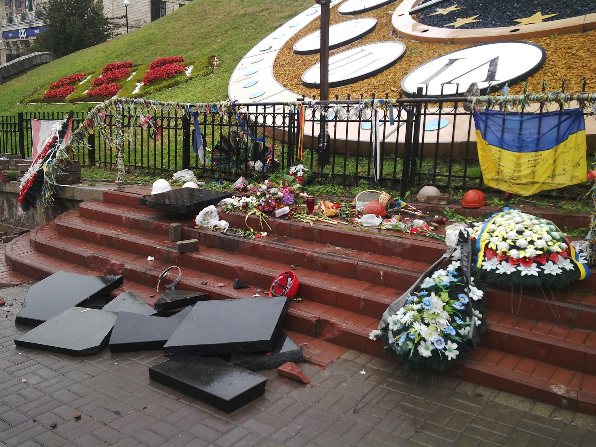"Они виноваты в войне на Востоке", - в Киеве разбили памятник Небесной сотне. Кадры