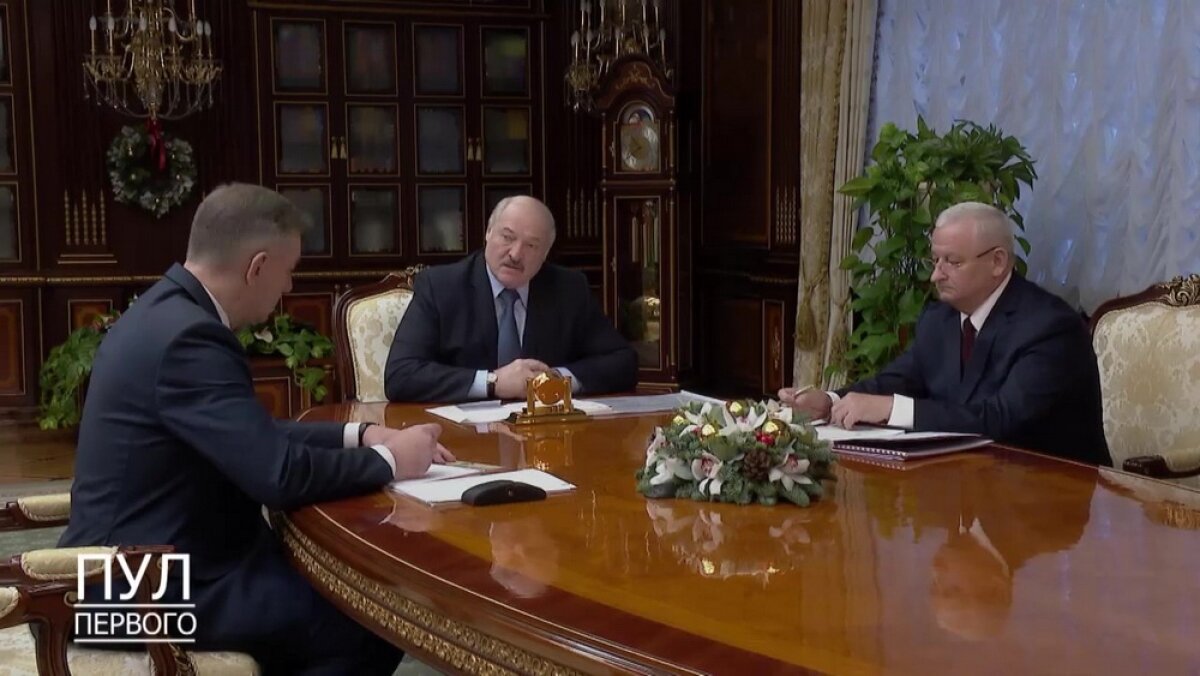 ​Лукашенко высказался о санкциях со стороны Запада: "Надо показывать зубы и наклонять симметрично"