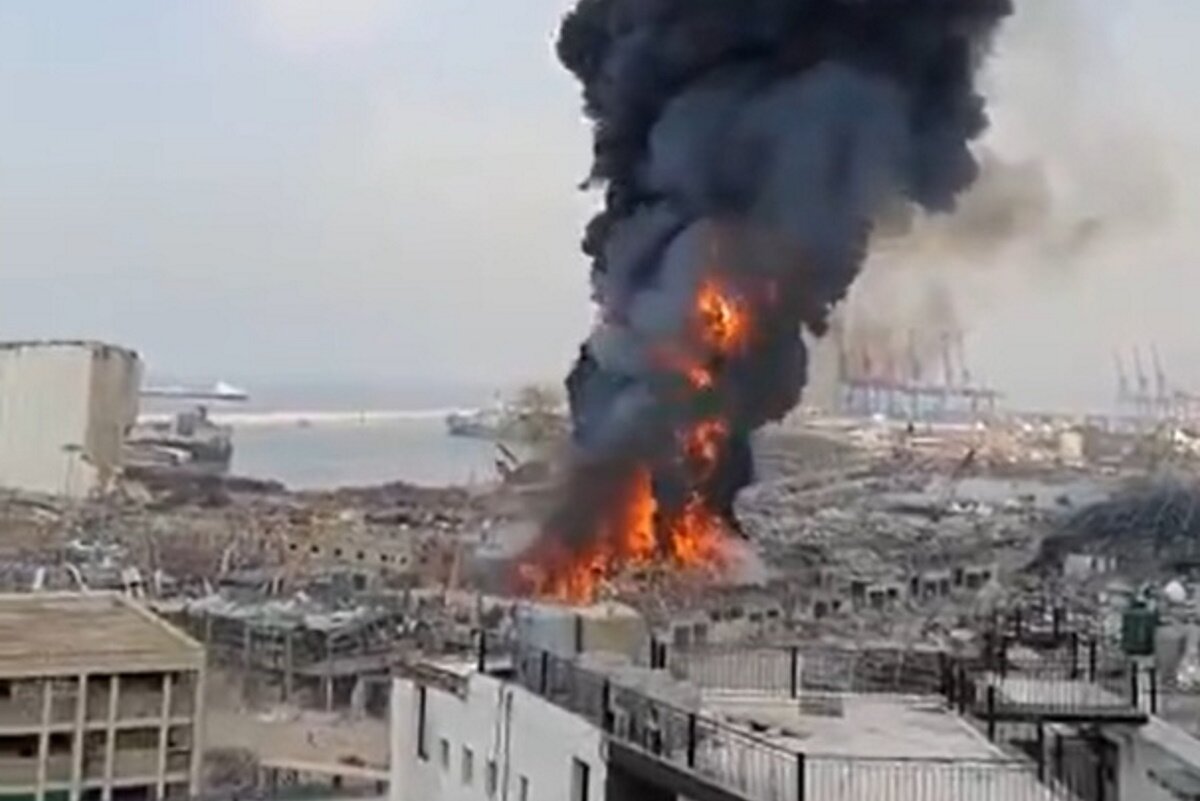 ​Бейрут снова трясет от взрывов и снова в порту: опубликованы кадры