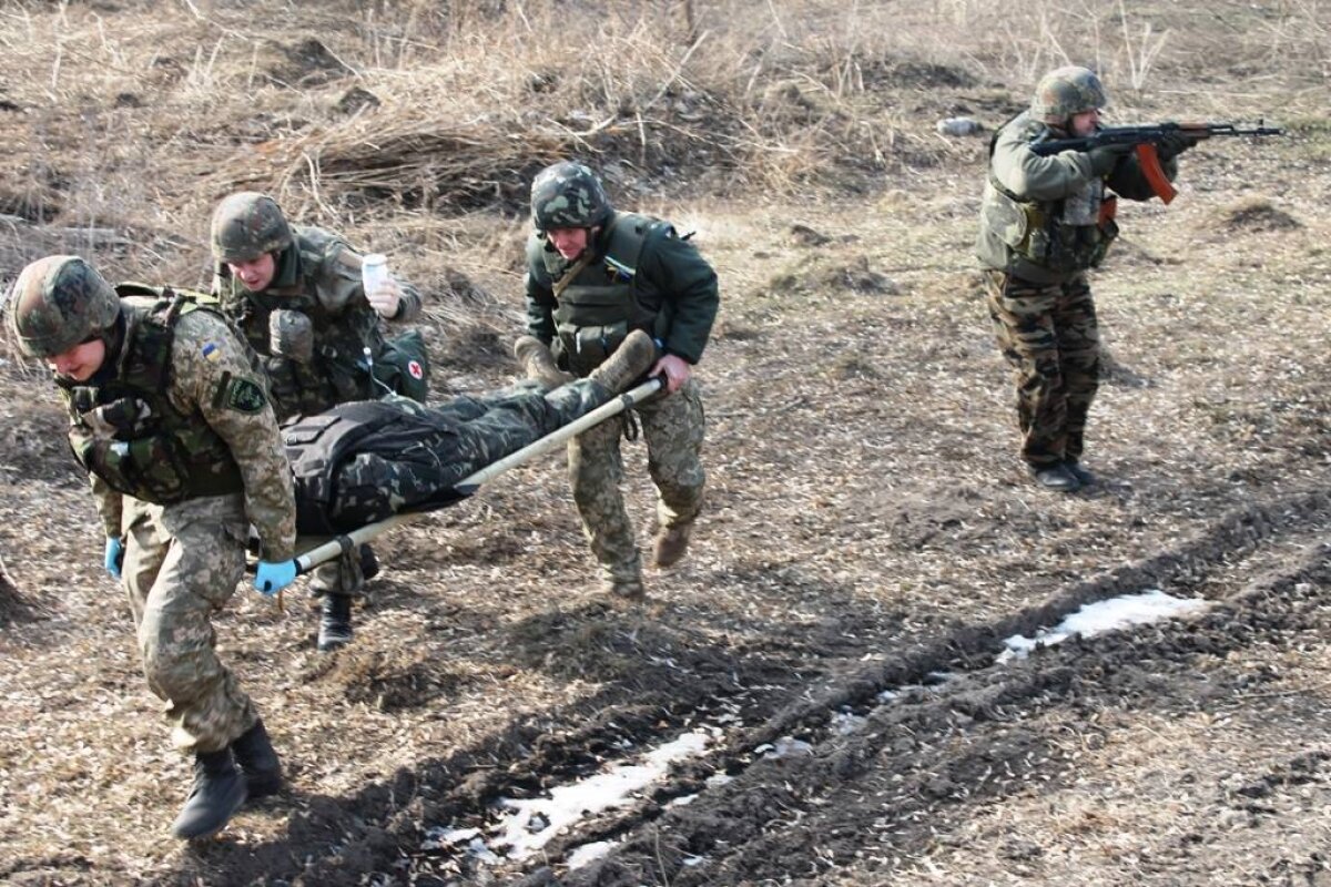 Артиллерию использовали на Донбассе: боец ВСУ ранен
