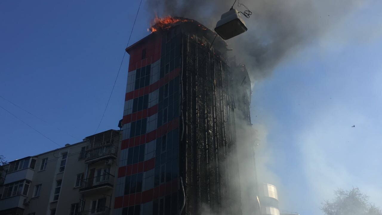 МЧС сообщило о жертвах в горящей в Ростове-на-Дону гостинице