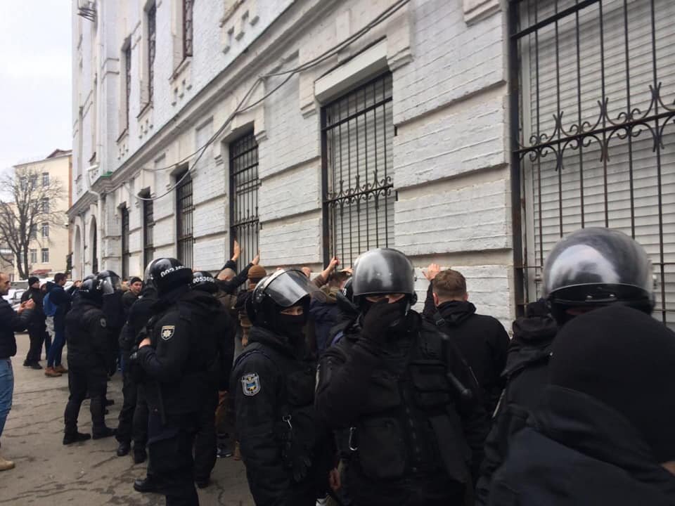Сообщники задержанных на митинге Тимошенко радикалов штурмовали здание полиции в Киеве – кадры