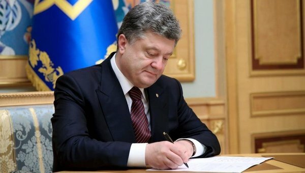 Порошенко подписал закон, который выживает русский язык с украинского ТВ