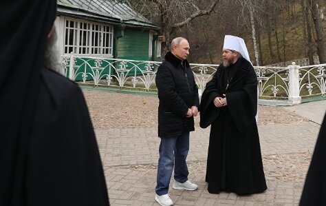 Путин побывал в Псково-Печерском монастыре и поучаствовал в церковных обрядах – кадры