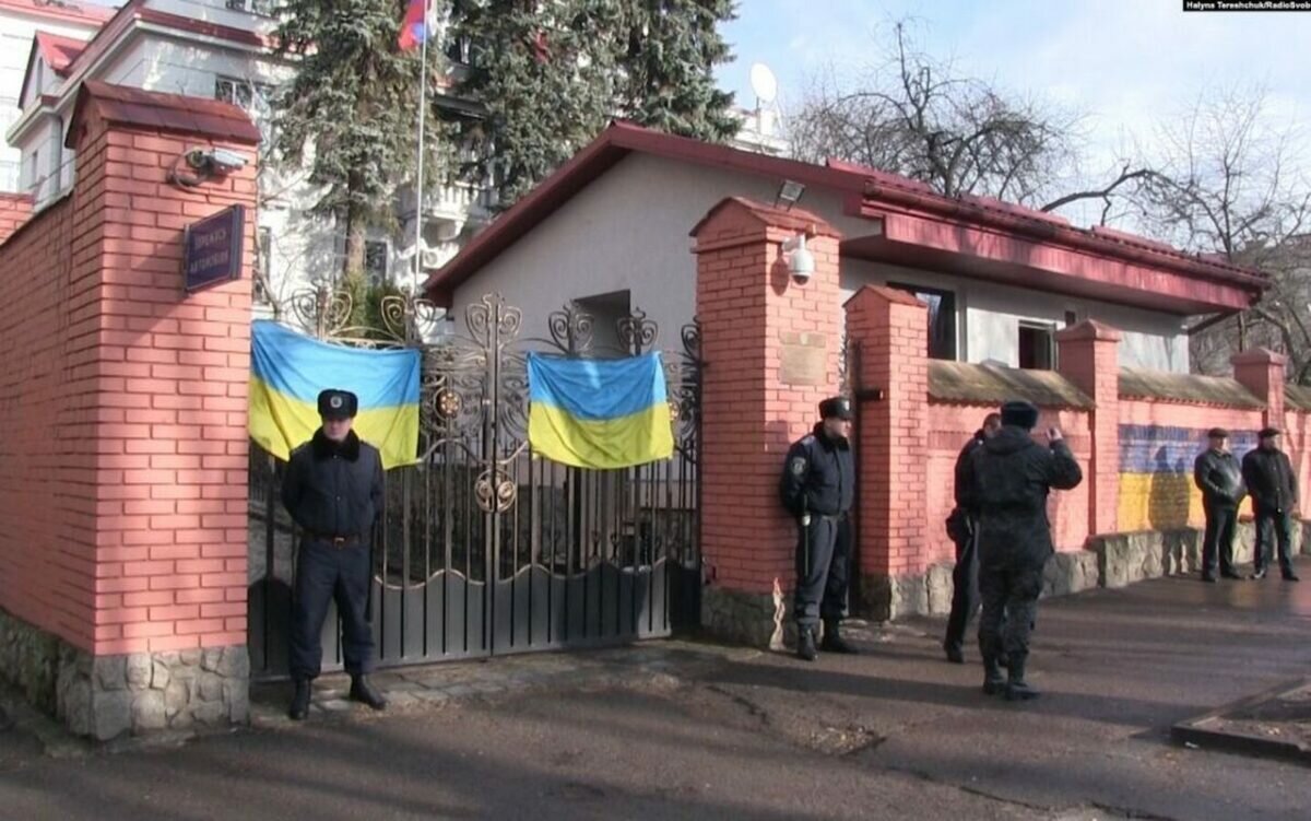 В МИД РФ потребовали от Киева извинений после нападения на генконсульство во Львове