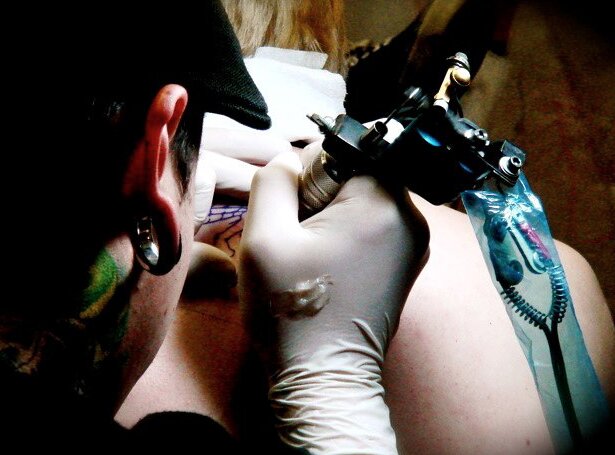 В Бурятии вынесли строгий приговор педофилу-татуировщику, который не менее 10 раз надругался над дочерью