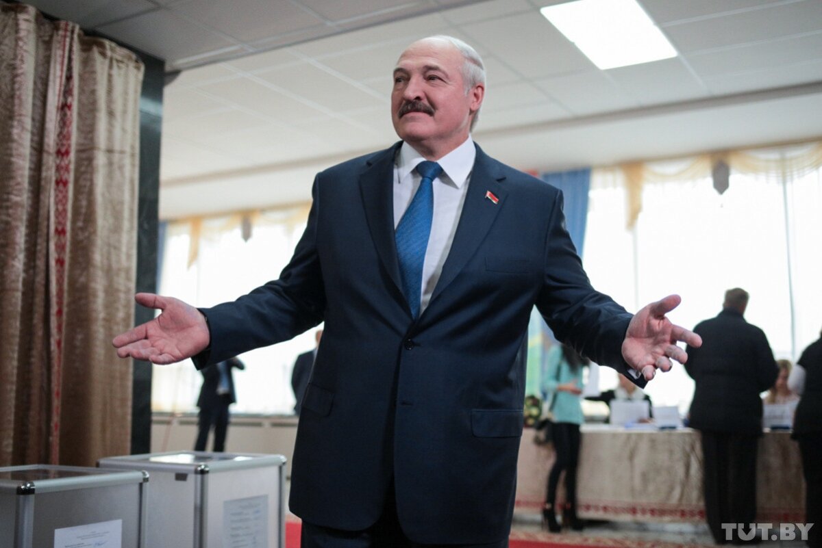 Лукашенко вступил в должность президента страны: СМИ публикуют кадры с инаугурации