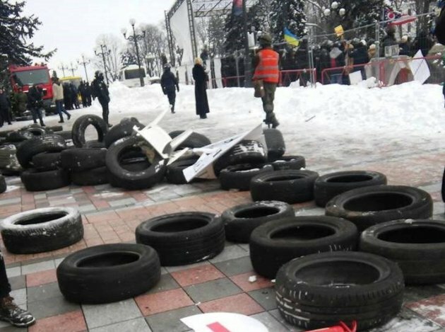 Брусчатка, массовая драка с пострадавшими и пылающие шины: в Киеве под Радой начались стычки между полицией и силовиками – кадры