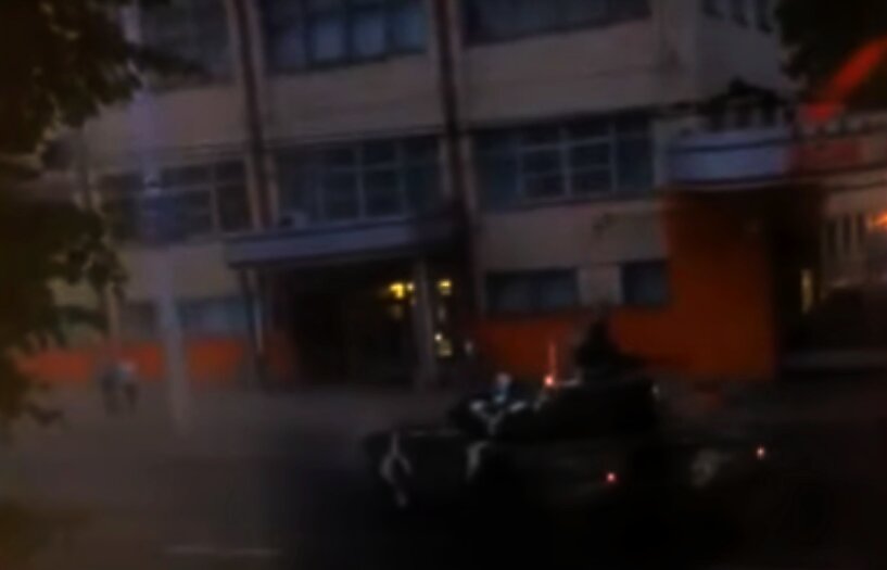 ​В Минске танк "Т-72" после парада ко Дню Независимости едва не наехал на пешеходов – кадры