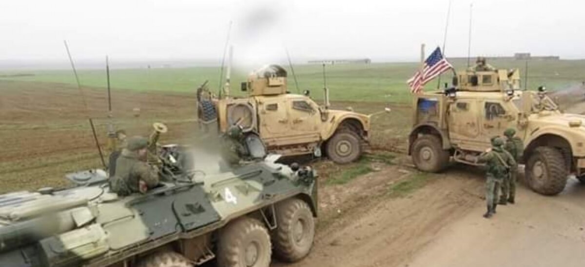 Американские броневики перекрыли дорогу российскому военному патрулю в Сирии 