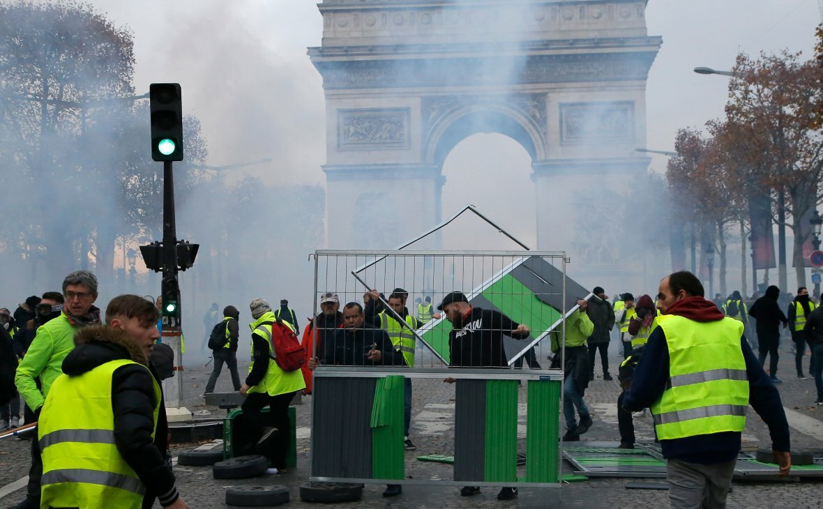​"Майдан" в Париже: протестующие против Макрона и повышения цен на бензин построили баррикады - кадры