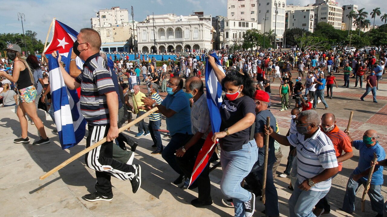 Антиправительственные протесты начались на Кубе: в МИД РФ отреагировали на митинги в стране 