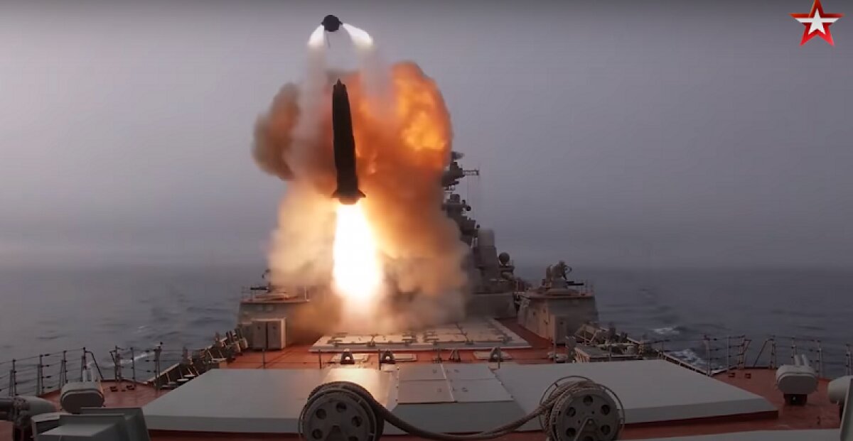 Запуск ракет "Гранит" с крейсера "Петр Великий" показали крупным планом