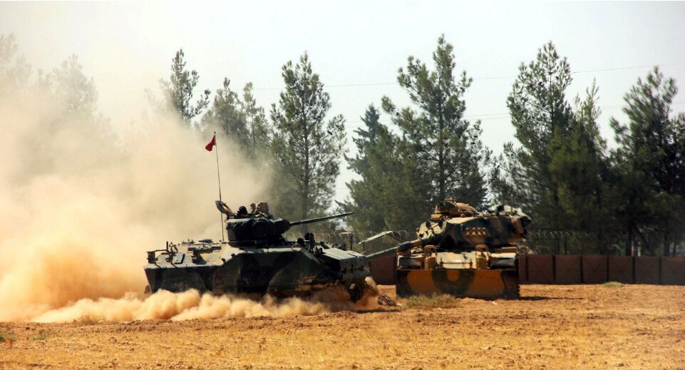 Операция "Щит Евфрата": 20 турецких танков прорвали оборону ИГИЛ в Алеппо и нанесли по боевикам удар
