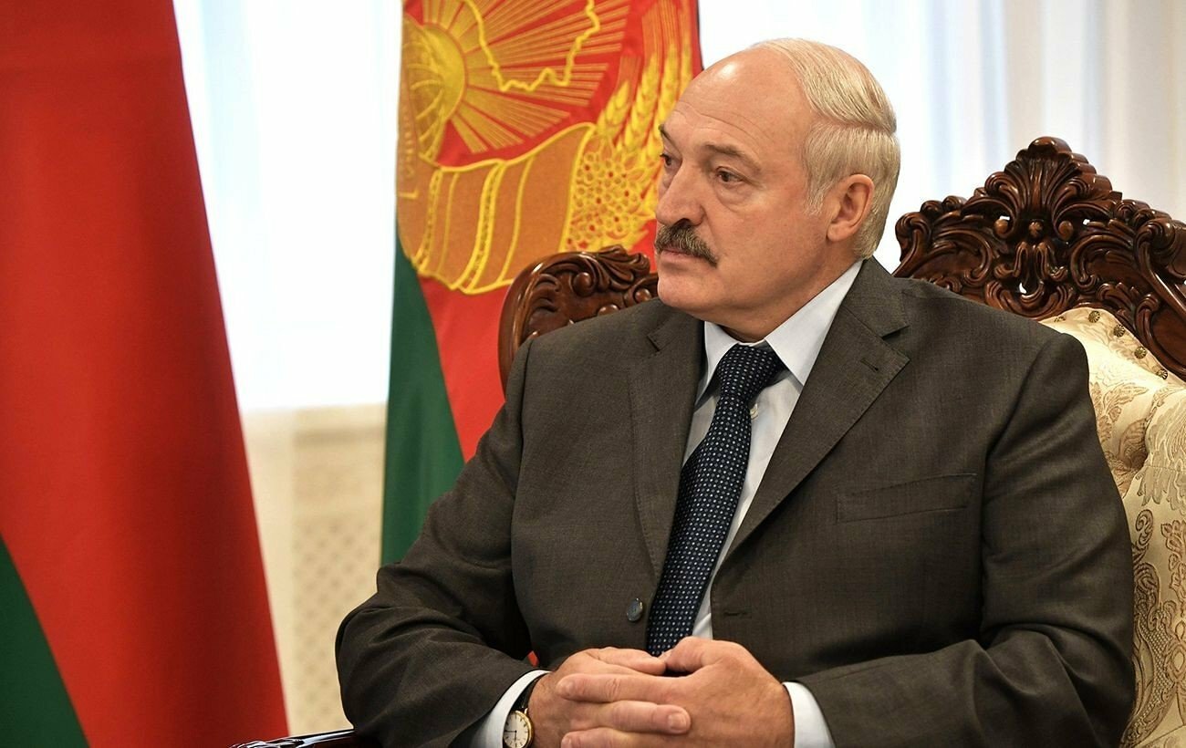 Лукашенко рассказал, как Тихановская "плакала у него на шее" 