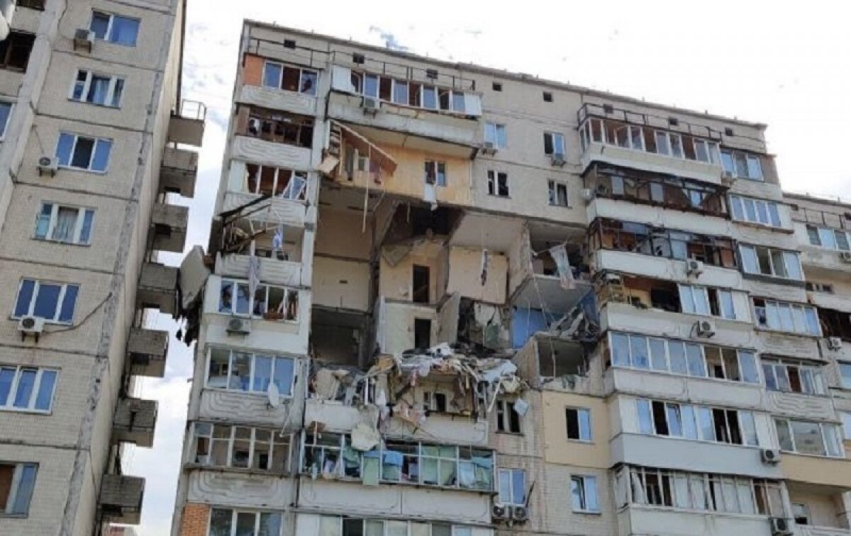 Взрыв в Киеве разрушил четыре этажа дома, есть погибшие: видео с места происшествия
