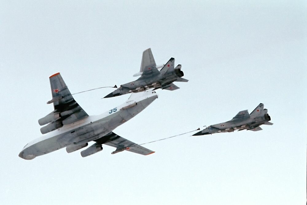 Интернет взорвали кадры дозаправки бомбардировщиков Су-34 в воздухе