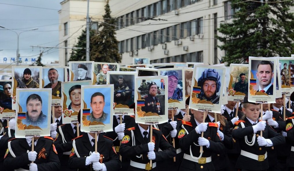 "Бессмертный полк" в Донецке: жители Донбасса несут плакаты Захарченко, Моторолы и Гиви - кадры