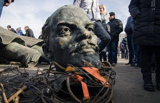 Ленин без головы: на Украине продолжается варварская декоммунизация – кадры