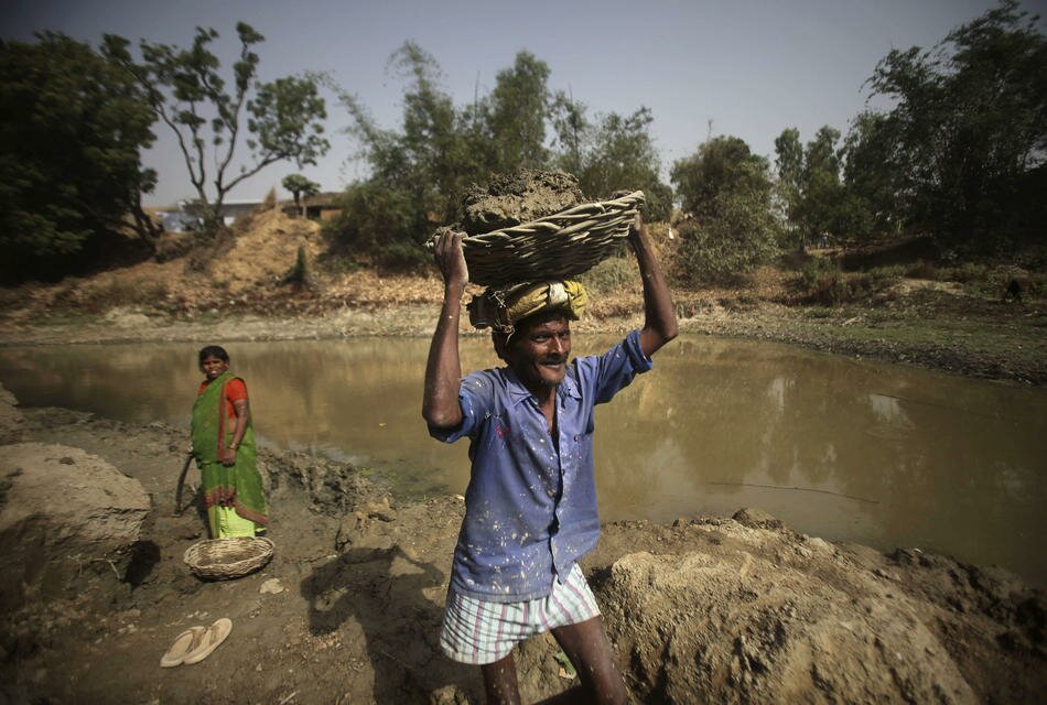 Жители деревни в Индии начали в страхе разбегаться, когда с неба стали падать "метеориты" из экскрементов