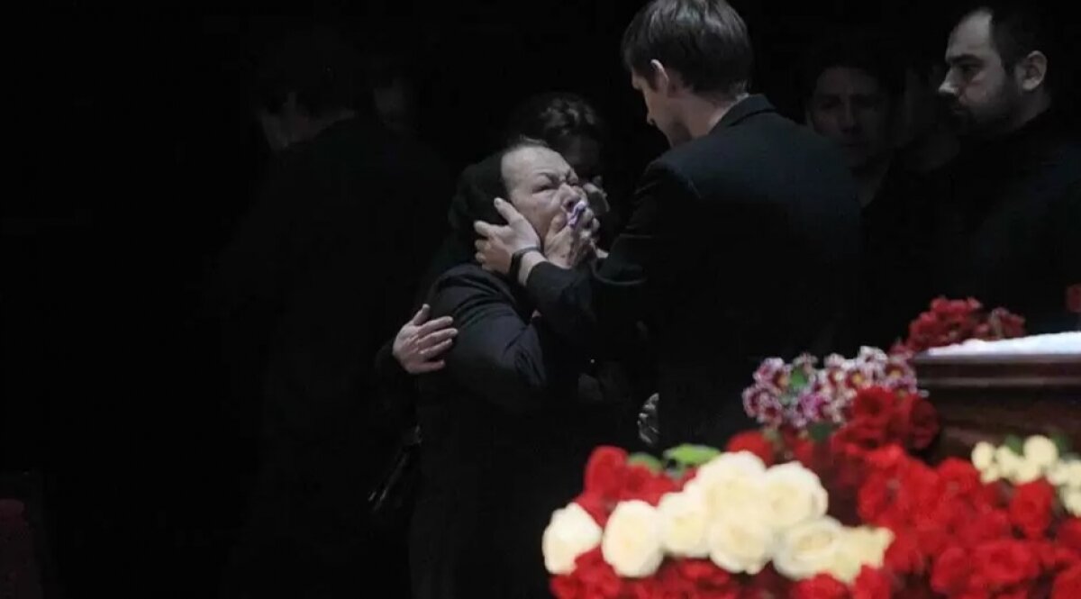 Похороны актера Данилы Перова: убитой горем Раисе Рязановой стало плохо у гроба сына
