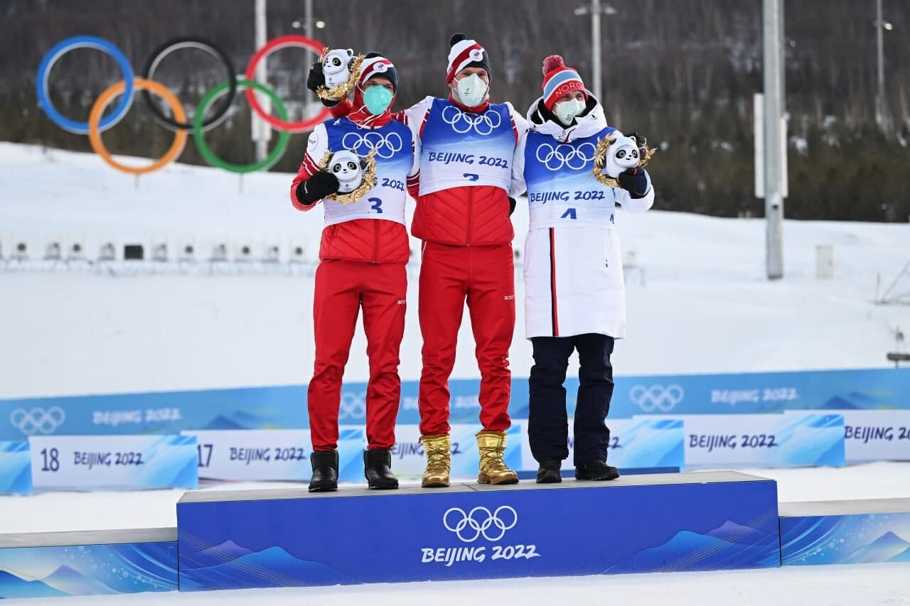 Александр Большунов выиграл третью золотую медаль Олимпиады – 2022, став "королем лыж"