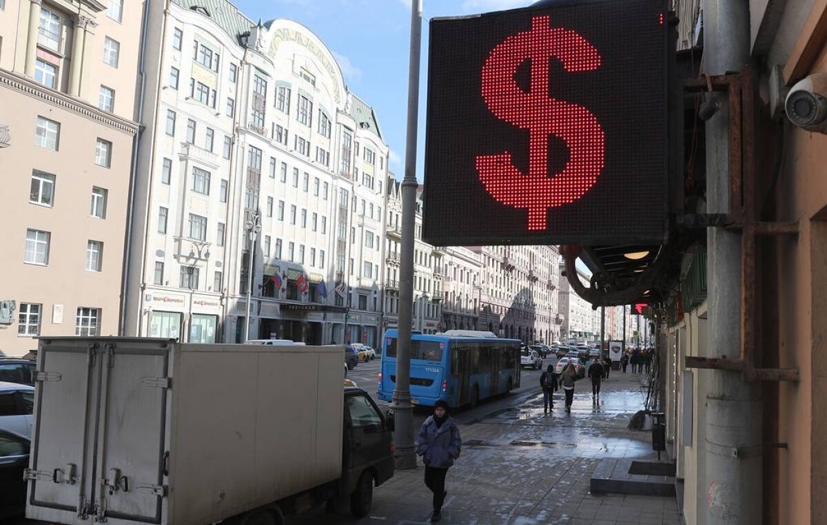 Доллар перевалил за 81 рубль, евро - за 89: что творится с курсом валют