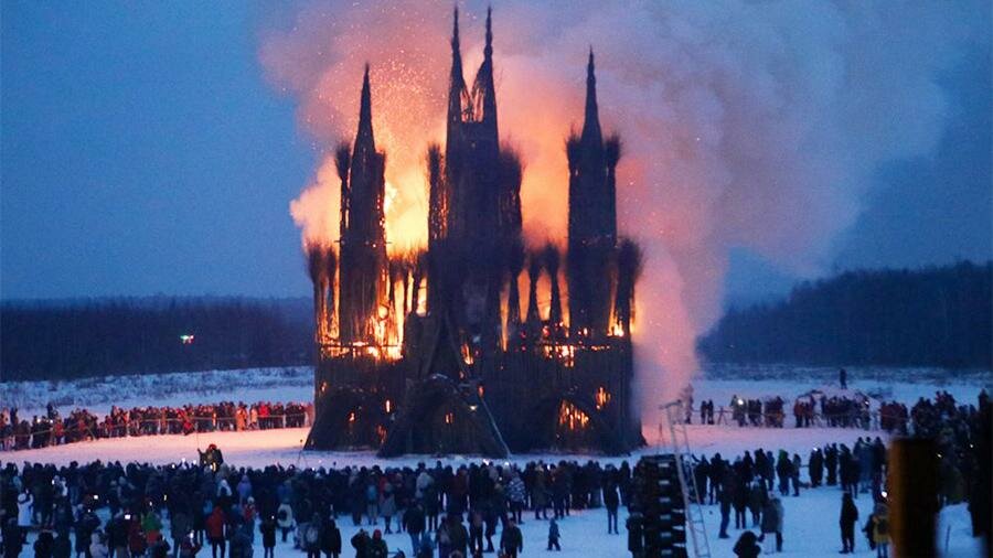 Под Калугой в честь Масленицы сожгли макет "католического собора": реакция РПЦ – кадры