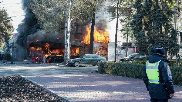 Серия взрывов и пожар в Бишкеке: люди панически рыдают, число пострадавших растет – кадры ЧП