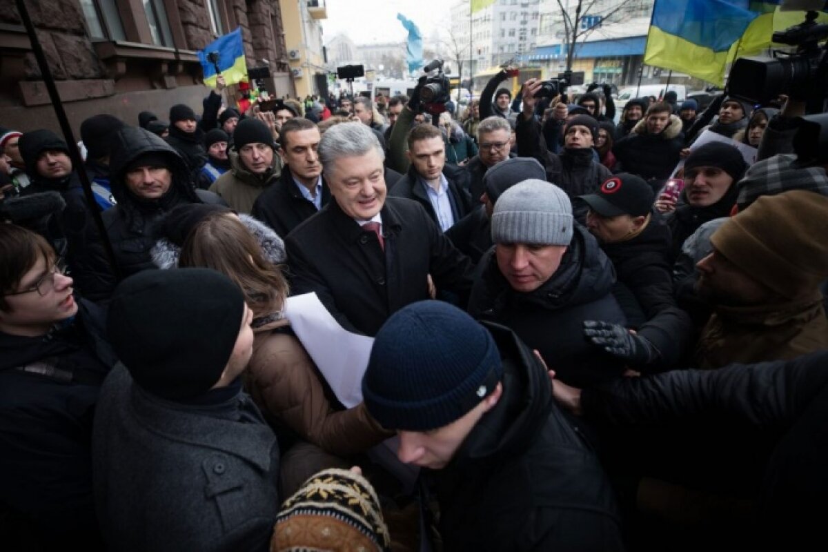 ​"Порох, геть!" – Порошенко пробирался на допрос в ГБР по делу Минских соглашений под крики и давку на митинге