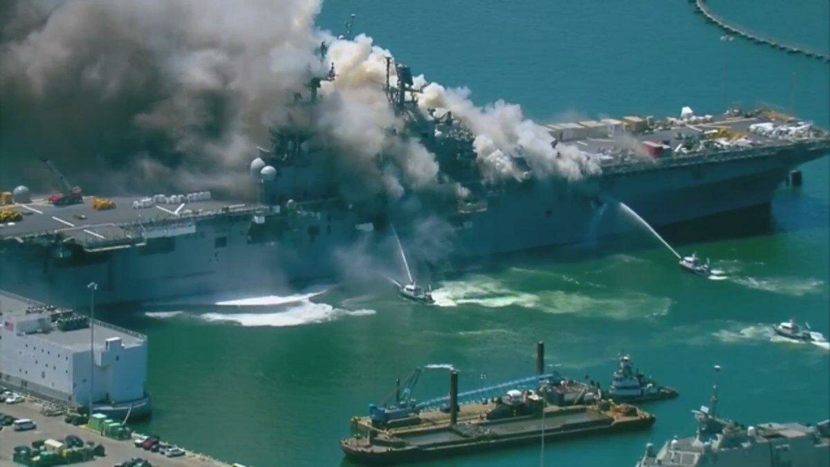 В США гремят взрывы на охваченном огнем десантном корабле USS Bonhomme Richard 