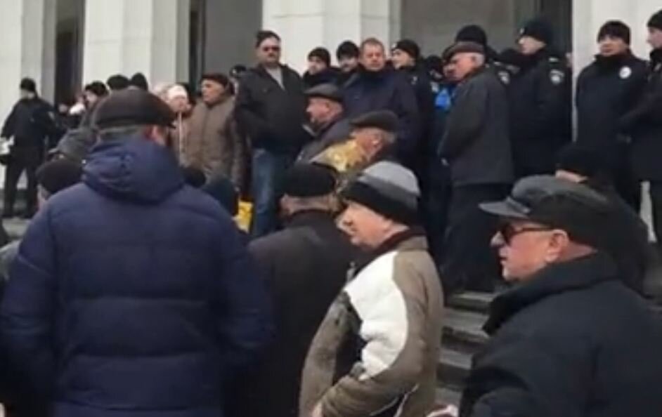 “Пороха на нары!” - украинские силовики под Верховной Радой схлестнулись с лишенными пенсий ветеранами Чернобыля (кадры)