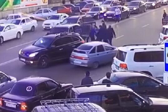 "На первый взгляд превышения полномочий не было": в МВД прокомментировали жестокое избиение водителя - кадры