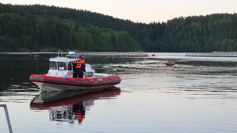 Ha Ладожском озере спасатели нашли пустую лодку пропавших подростков – поиски продолжаются