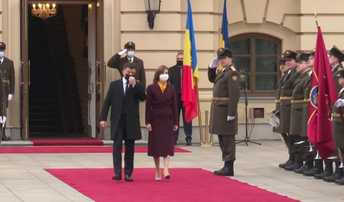 ​В легком пальто и желтом платке: Санду прибыла на Украину для "перезагрузки" двухсторонних отношений
