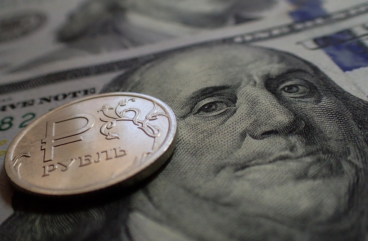 Курс доллара обвалился по отношению к рублю