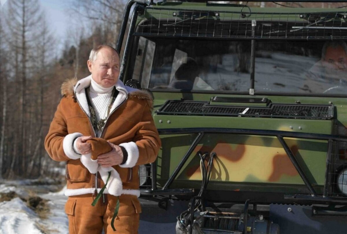 Путин показал прыжки с вездехода в тайге на фоне падений Байдена на трапе 