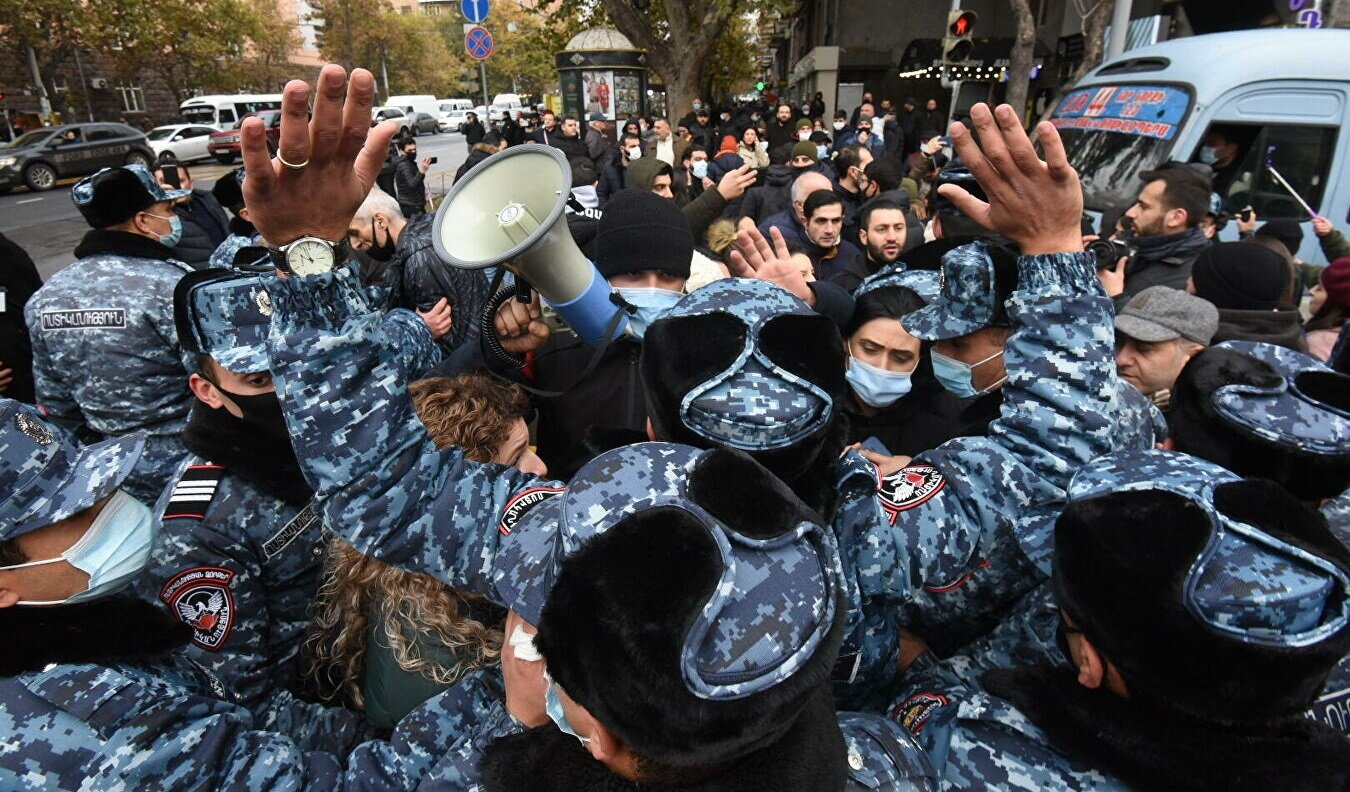 Кадры очередных столкновений с полицией в Ереване: оппозиция настаивает на отставке Пашиняна 