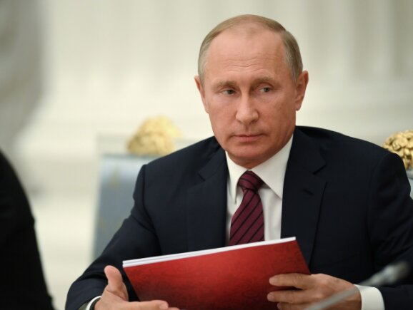 Путин сократил зарплату президенту и высокопоставленным чиновникам России в 2018 году