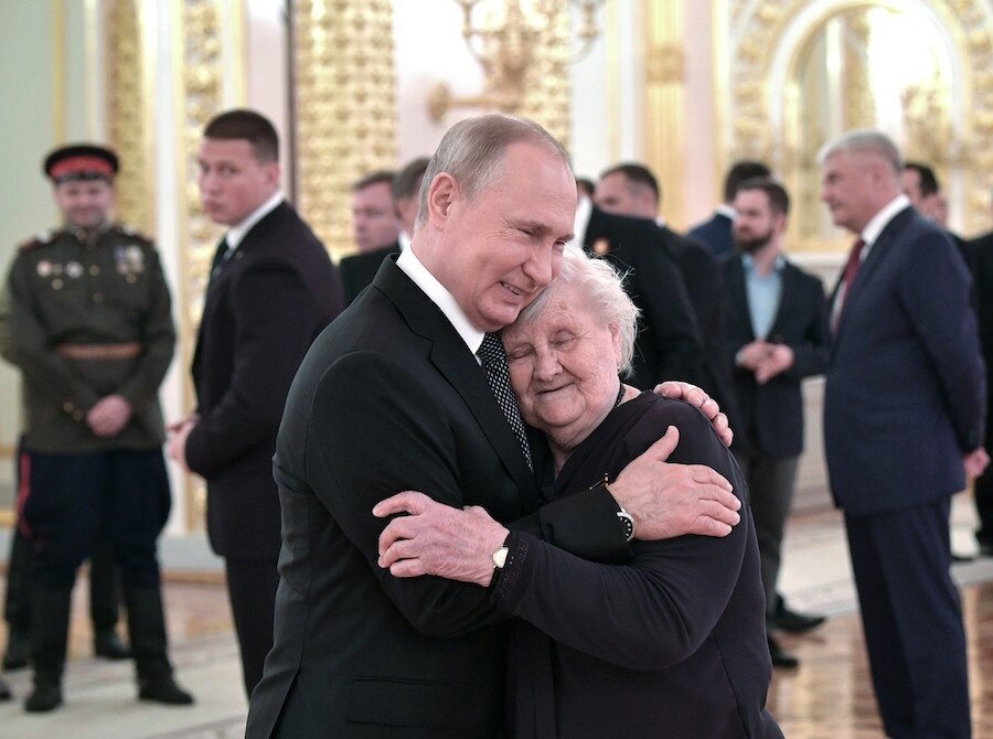 Путин тепло обнял свою школьную учительницу 9 мая – трогательные кадры