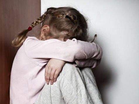 12-летний школьник изнасиловал 5-летнюю сестру, а потом откупился от нее конфетами