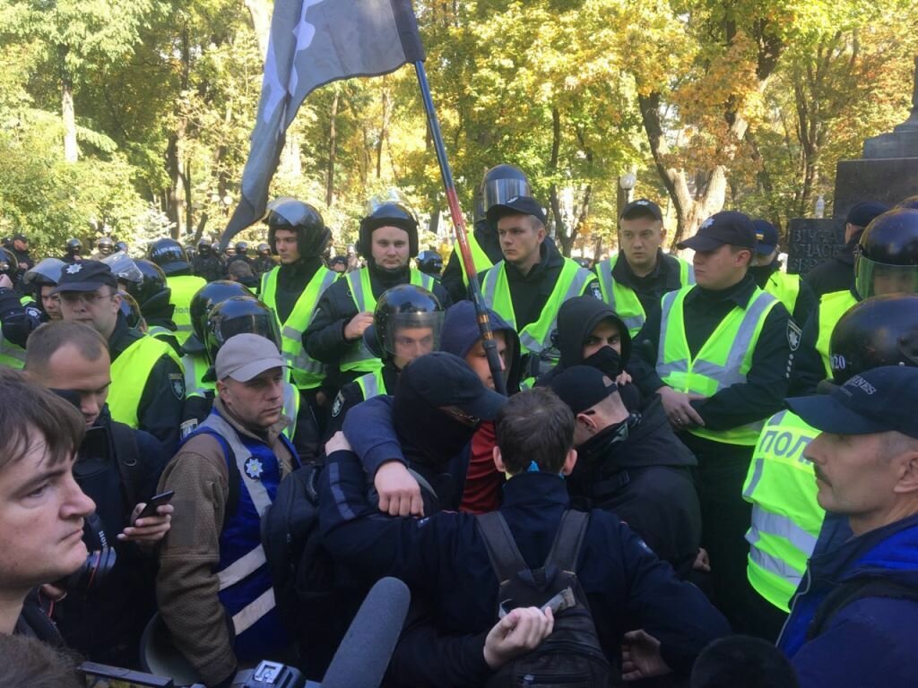 Украинские националисты попытались снести памятник освободителю Киева от фашистов – кадры 