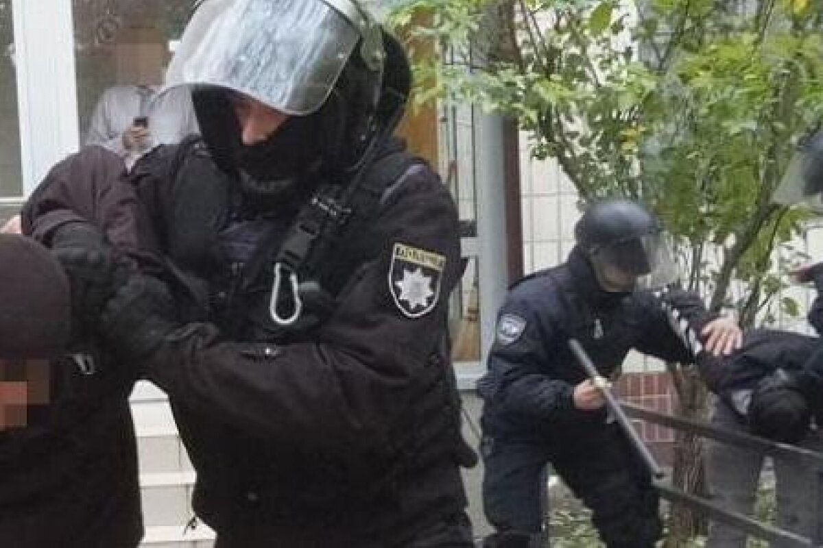 Побоище в центре Киева: ранены десятки полицейских и граждан в балаклавах
