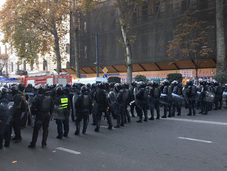 ​Эскалация в Грузии: власти задействовали спецназ в разгоне митингующих в Тбилиси