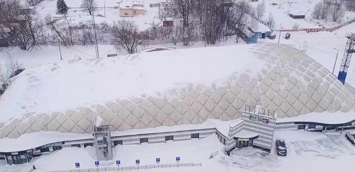 Теннисный корт в ТЦ "Щелково" с просевшим от снега куполом показали изнутри