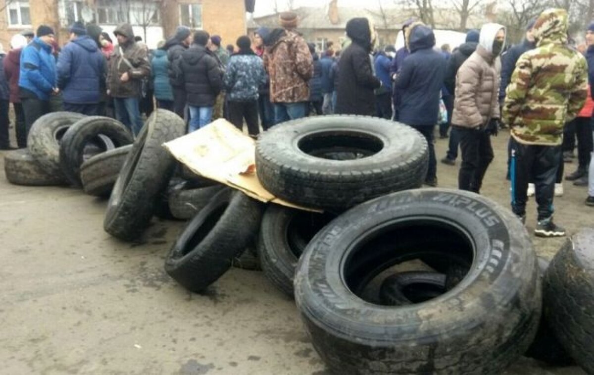 Строят баррикады и готовятся к противостоянию: как под Полтавой "встречают" эвакуированных из Китая украинцев