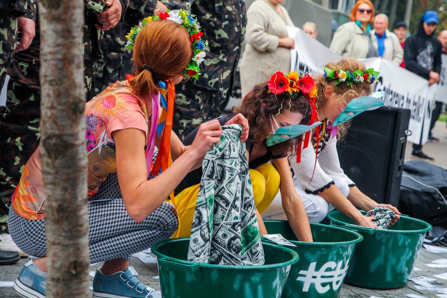 Голые и смешные: члены Femen и “Торнадо” в масках Януковича забросали долларами посольство США в Киеве (кадры)