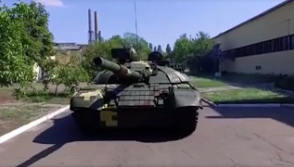 Порошенко похвастался усовершенствованием танка Т-72А и укреплением армии на фоне нищеты народа - кадры 